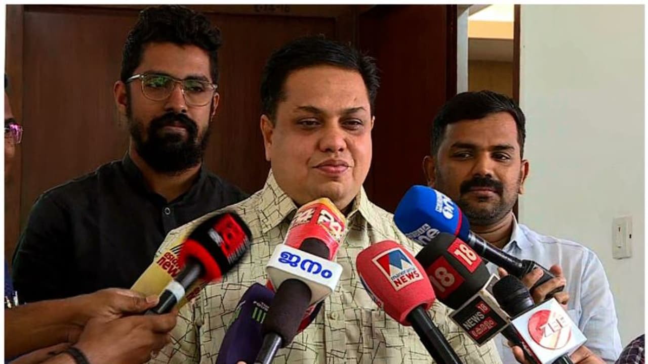 'പുതിയ റോൾ, ജീവിതത്തിലെ ഭാഗ്യം; രാഷ്ട്രീയ ഗുരുവിന്റെ ചരമോപചാരം വായിക്കേണ്ടി വരുന്നതിൽ ദുഃഖം': സ്പീക്കർ ഷംസീർ 'പുതിയ റോൾ, ജീവിതത്തിലെ ഭാഗ്യം; രാഷ്ട്രീയ ഗുരുവിന്റെ ചരമോപചാരം വായിക്കേണ്ടി വരുന്നതിൽ ദുഃഖം': സ്പീക്കർ ഷംസീർ