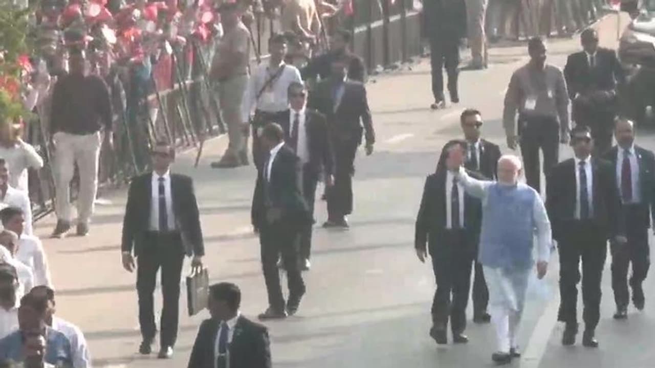 గుజరాత్ అసెంబ్లీ ఎన్నికలు.. ఓటు హక్కును వినియోగించుకున్న ప్రధాని మోదీ