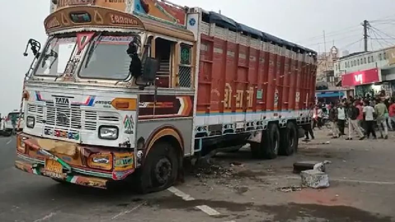 ಟೈರ್ ಬಸ್ಟ್: ಬಸ್‌ಸ್ಟ್ಯಾಂಡ್‌ನಲ್ಲಿ ನಿಂತವರಿಗೆ ಗುದ್ದಿದ್ದ ಟ್ರಕ್: ಆರು ಜನರ ಬಲಿ