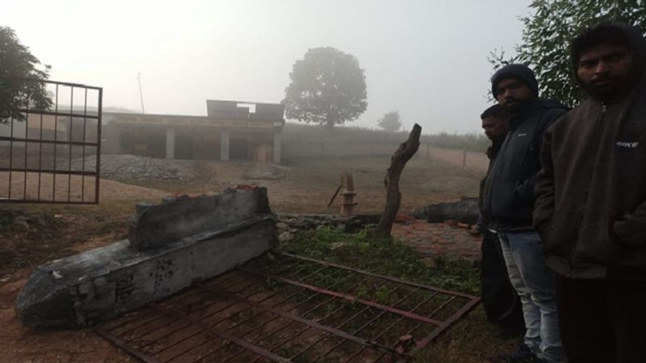 सोनभद्र: भ्रष्टाचार की भेंट चढ़ा कक्षा एक का छात्र, सरकारी स्कूल का गेट गिरने से 7 साल के मासूम की मौत सोनभद्र: भ्रष्टाचार की भेंट चढ़ा कक्षा एक का छात्र, सरकारी स्कूल का गेट गिरने से 7 साल के मासूम की मौत