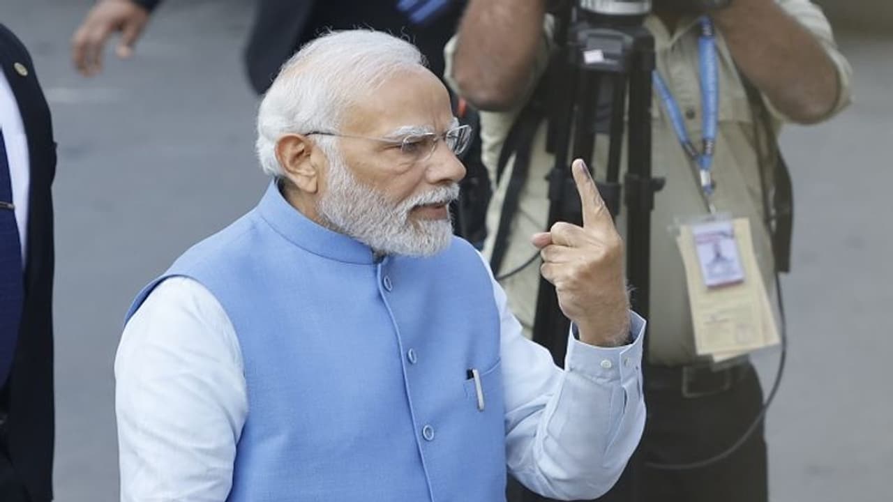 ఓటేసిన తర్వాత ప్రధాని మోడీ ఎన్నికల సంఘం గురించి ఏమన్నాడంటే?