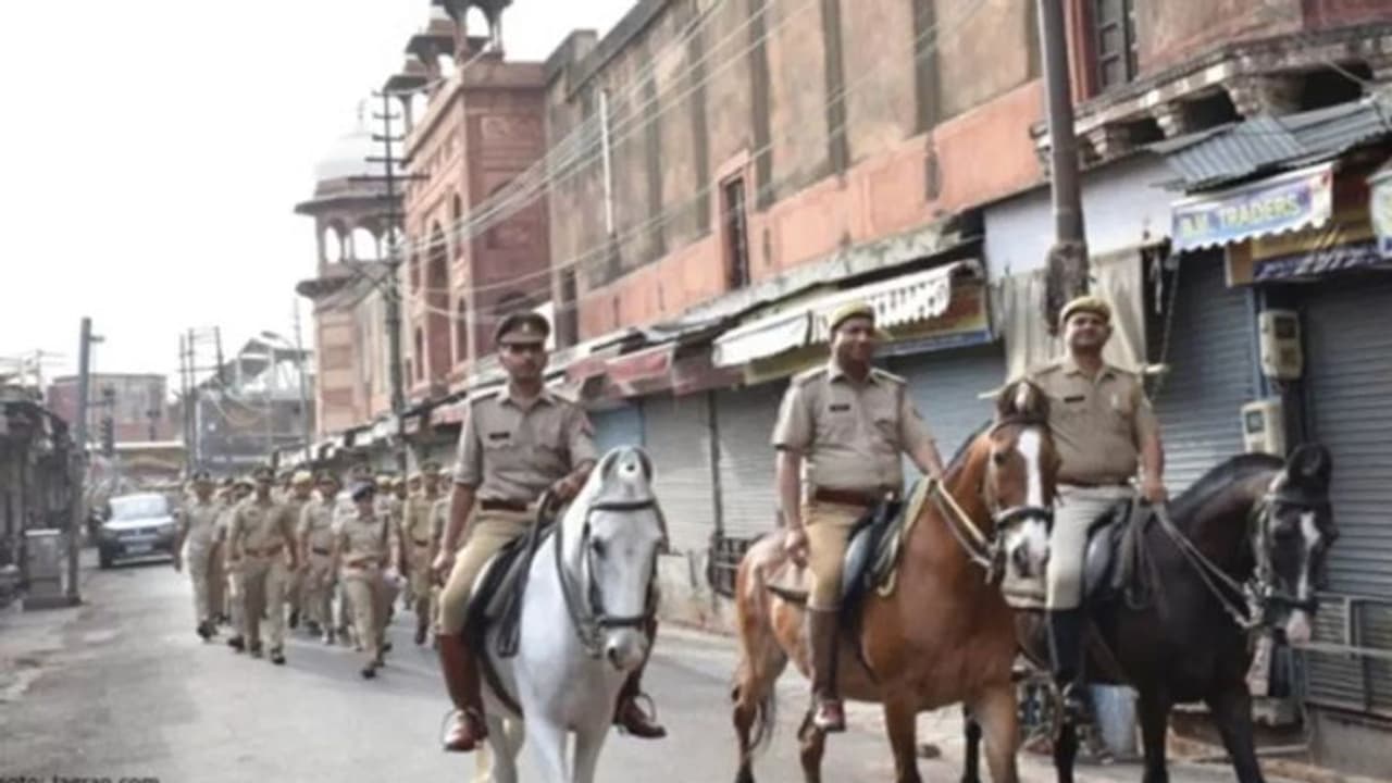6 दिसंबर को लेकर अलर्ट आगरा पुलिस, सड़कों पर नहीं होगी नमाज, 40 लोगों को काला दिवस मनाने की आशंका पर नोटिस 6 दिसंबर को लेकर अलर्ट आगरा पुलिस, सड़कों पर नहीं होगी नमाज, 40 लोगों को काला दिवस मनाने की आशंका पर नोटिस