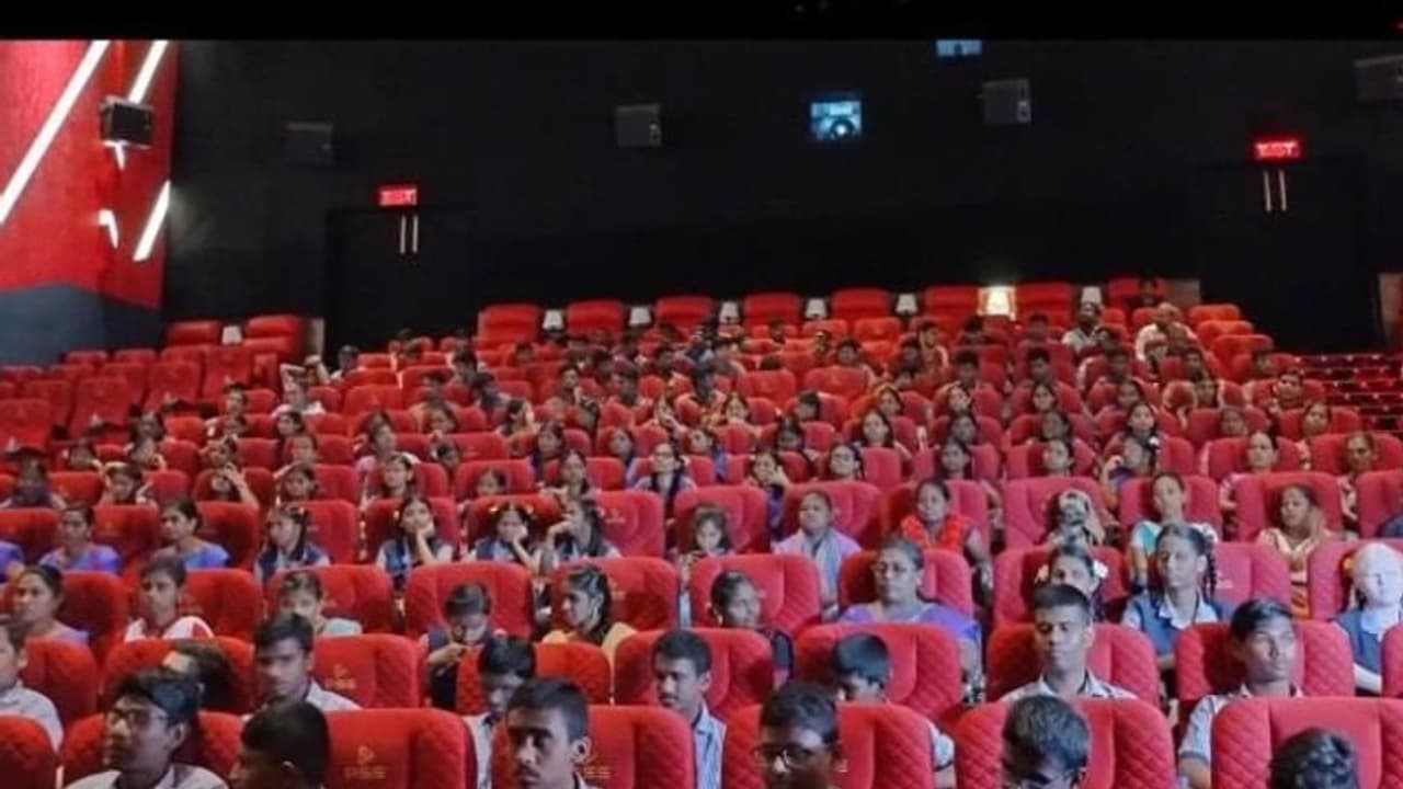 மாற்றுத்திறனாளிகளின் மனதை வென்ற பொன்னியின் செல்வன்... படம் பார்த்து சிலாகித்துபோன மாணவ, மாணவிகள்