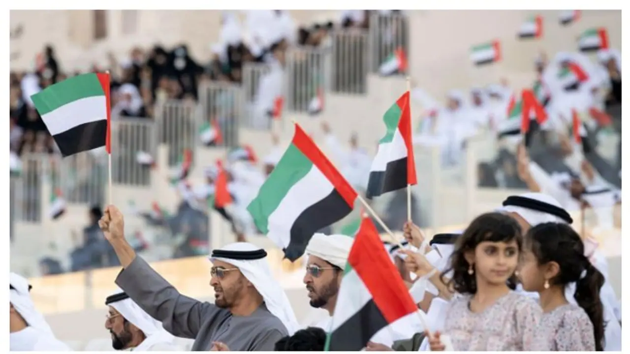 യുഎഇയുടെ ഐക്യം പ്രതിഫലിപ്പിച്ച് 'മാര്ച്ച് ഓഫ് ദി യൂണിയന്'; ജനസാഗരത്തിനൊപ്പം ശൈഖ് മുഹമ്മദും യുഎഇയുടെ ഐക്യം പ്രതിഫലിപ്പിച്ച് 'മാര്ച്ച് ഓഫ് ദി യൂണിയന്'; ജനസാഗരത്തിനൊപ്പം ശൈഖ് മുഹമ്മദും