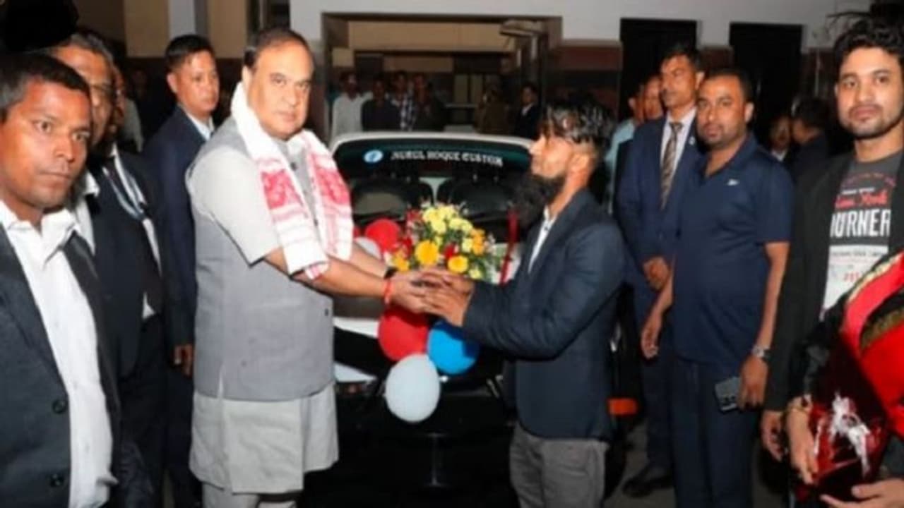 సిఎంకి లంబోర్ఘిని కార్ గిఫ్ట్: చూసి చాలా థ్రిల్ ఆయ్యానని సోషల్ మీడియాలో వెల్లడి.. సిఎంకి లంబోర్ఘిని కార్ గిఫ్ట్: చూసి చాలా థ్రిల్ ఆయ్యానని సోషల్ మీడియాలో వెల్లడి..