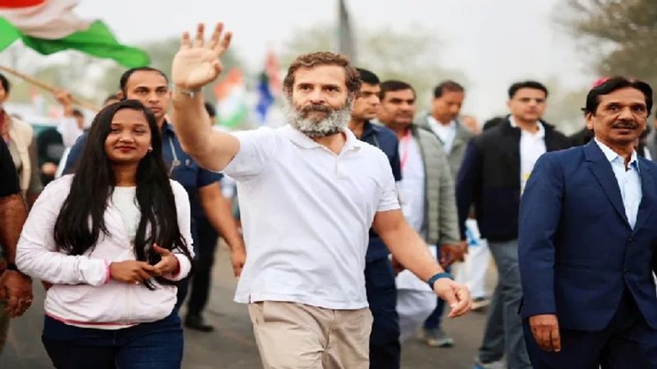 कौन है ये लड़की जिसे राहुल गांधी ने कहा ब्रेव गर्ल, देविका की दिलेरी सैल्यूट करने वाली