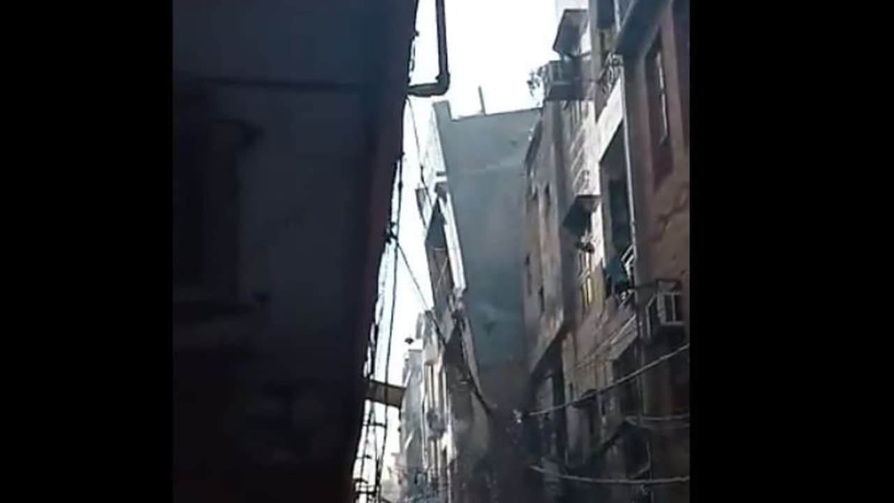 ఓరి నాయనో.. చూస్తుండగానే కుప్పకూలిన 4 అంతస్థుల భవనం.. ఢిల్లీలో ఘటన (వీడియో)