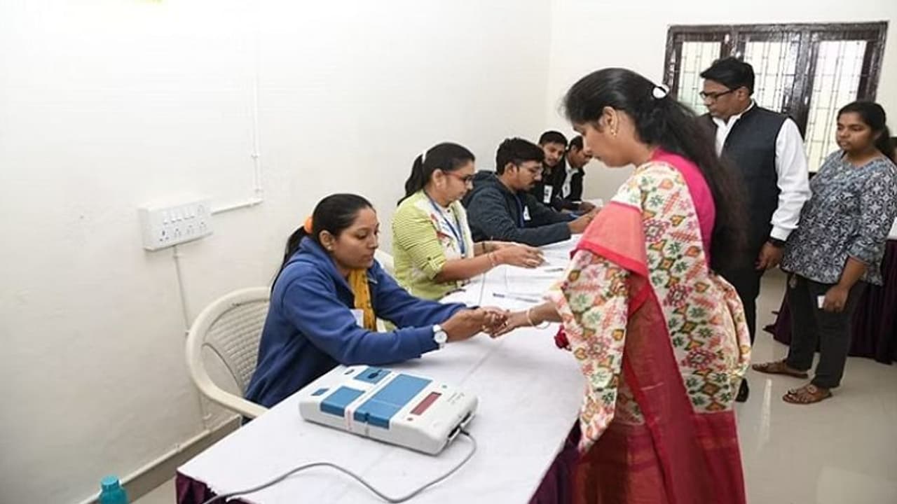 जानिए गुजरात चुनाव में दूसरे चरण में किन जिलों में सबसे कम और कहां सबसे अधिक वोटिंग हुई जानिए गुजरात चुनाव में दूसरे चरण में किन जिलों में सबसे कम और कहां सबसे अधिक वोटिंग हुई