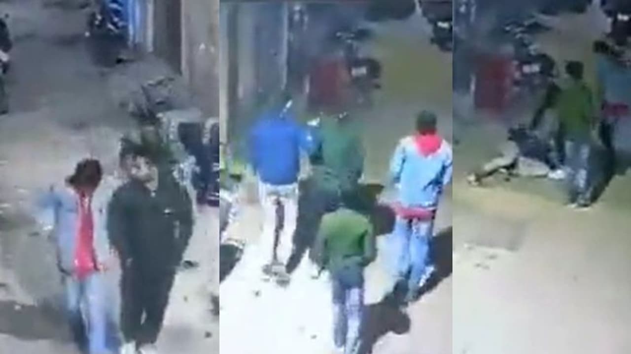 ರಸ್ತೆಯಲ್ಲಿ ಸ್ನೇಹಿತರೊಂದಿಗೆ ಸಾಗುತ್ತಿದ್ದಾಗಲೇ ಕುಸಿದು ಬಿದ್ದು ಯುವಕ ಸಾವು: ದೃಶ್ಯ ಸಿಸಿಟಿವಿಯಲ್ಲಿ ಸೆರೆ