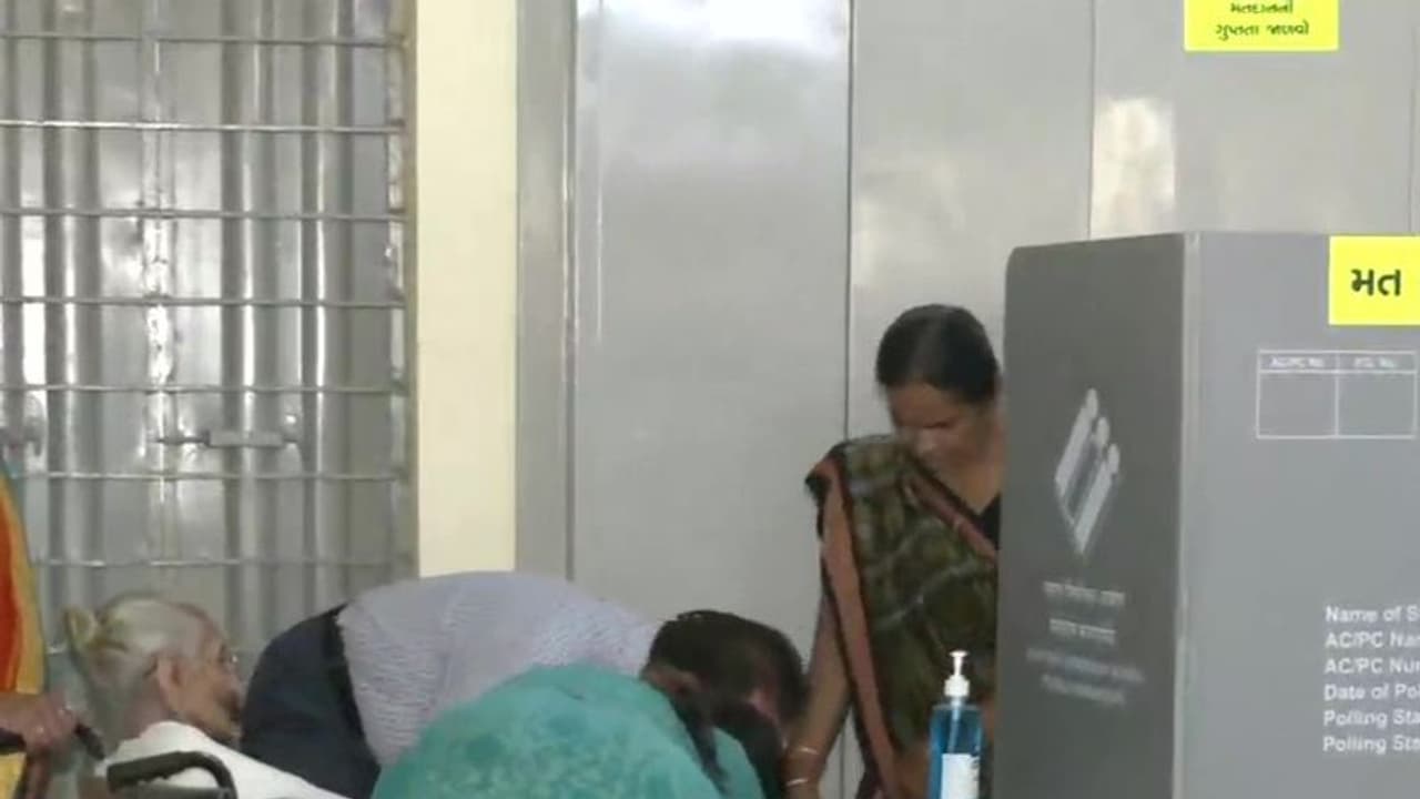 Modi Mother Age:குஜராத் தேர்தல்: 100 வது வயதிலும் சக்கரநாற்காலியில் வந்து வாக்களித்த, பிரதமர் மோடியின் தாயார் Modi Mother Age:குஜராத் தேர்தல்: 100 வது வயதிலும் சக்கரநாற்காலியில் வந்து வாக்களித்த, பிரதமர் மோடியின் தாயார்