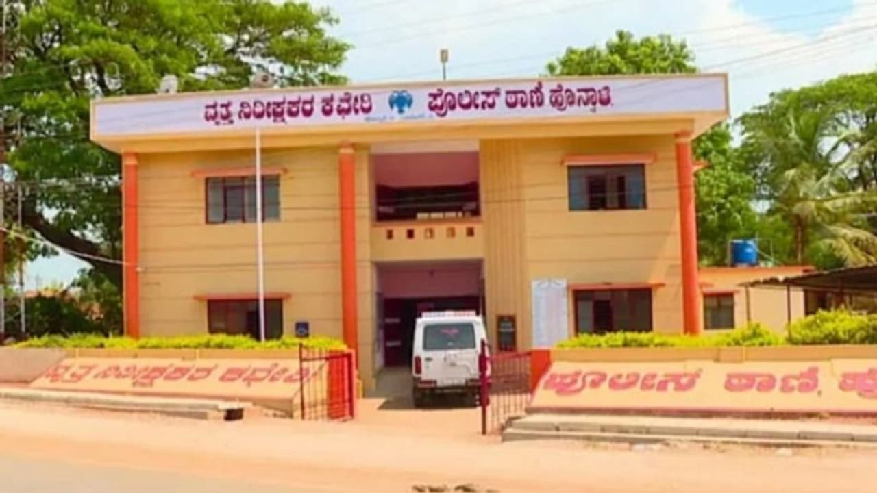 Davanagere Crime News: 80 ವರ್ಷದ ಒಂಟಿ ವೃದ್ಧೆ ಮೇಲೆ ಅತ್ಯಾಚಾರ ಎಸಗಿದ 30ರ ಯುವಕ Davanagere Crime News: 80 ವರ್ಷದ ಒಂಟಿ ವೃದ್ಧೆ ಮೇಲೆ ಅತ್ಯಾಚಾರ ಎಸಗಿದ 30ರ ಯುವಕ