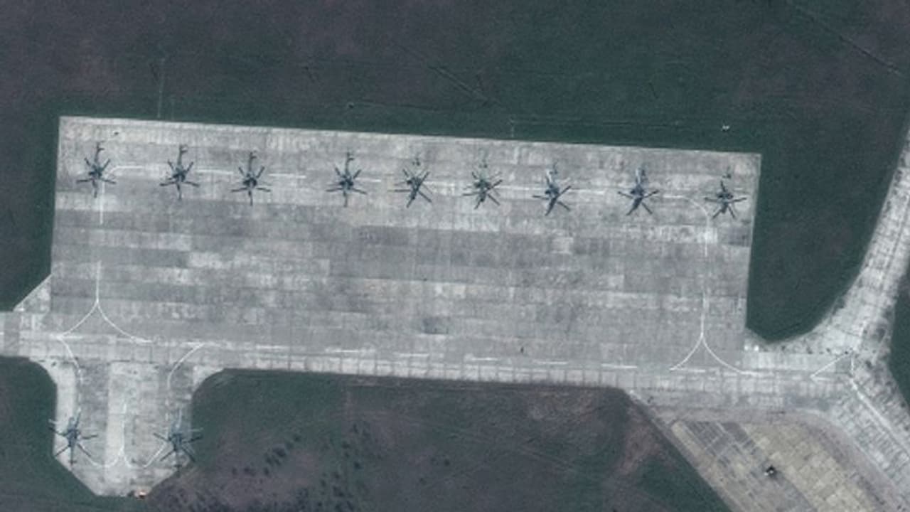 യുക്രൈനെ ആക്രമിക്കാനൊരുങ്ങുന്ന സാറ്റലൈറ്റ് ചിത്രത്തിന് പിന്നാലെ റഷ്യന്‍ എയര്‍ ബേസില്‍ വന്‍ സ്ഫോടനം