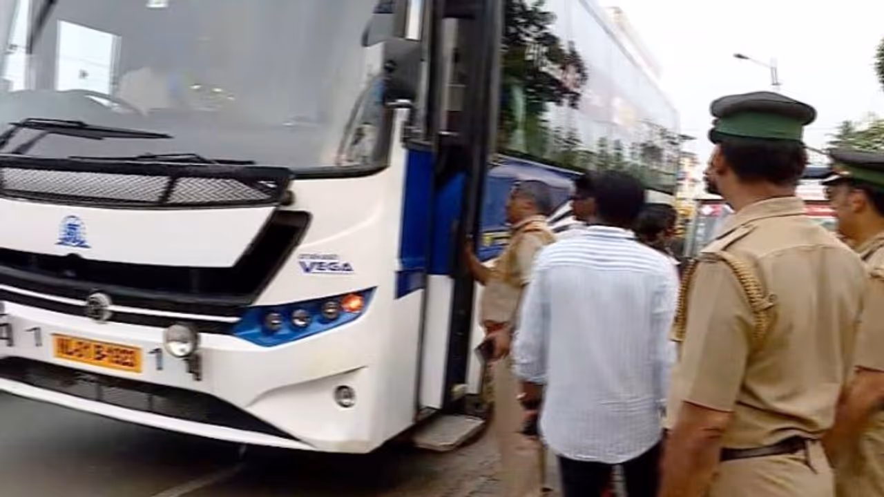 ഓരോ ട്രിപ്പിന് മുൻപും ചെക്കിങ്; ടൂറിസ്റ്റ് ബസുകൾ കട്ടപ്പുറത്ത്; കെഎസ്ആർടിസിയെ രക്ഷിക്കാനോ?