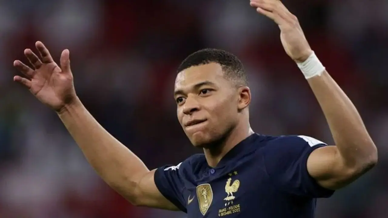 FIFA World Cup: कौन है फ्रांस का खिलाड़ी एमबापे? जिसने 23 साल की उम्र में हिला दी फुटबॉल दिग्गजों की कुर्सी FIFA World Cup: कौन है फ्रांस का खिलाड़ी एमबापे? जिसने 23 साल की उम्र में हिला दी फुटबॉल दिग्गजों की कुर्सी
