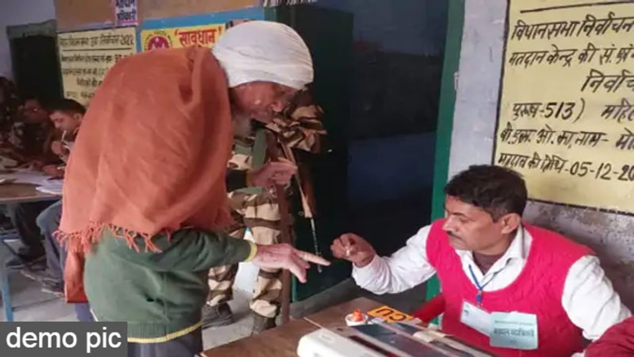 बिहार उपचुनाव 2022: युवाओं के साथ साथ बुजुर्गों ने भी दिखाया उत्साह, 105 साल की दीपा माझी ने डाला वोट बिहार उपचुनाव 2022: युवाओं के साथ साथ बुजुर्गों ने भी दिखाया उत्साह, 105 साल की दीपा माझी ने डाला वोट