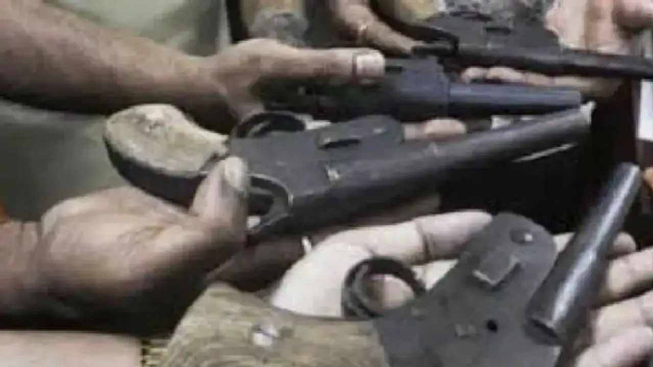 यूट्यूब वीडियो देखकर ली पिस्टल और तमंचा बनाने की ट्रेनिंग, दो दोस्तों ने खोल दी अवैध हथियारों की फैक्ट्री 