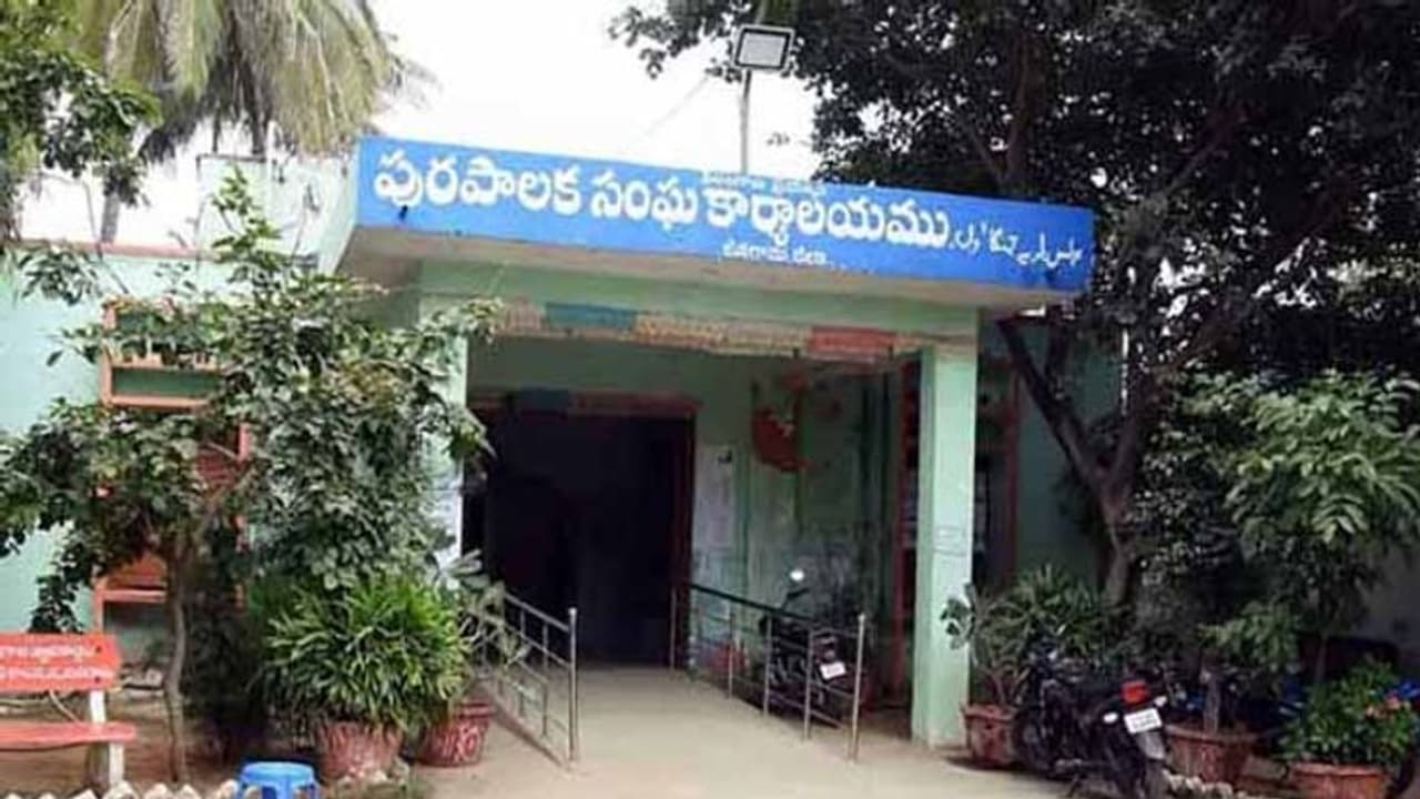 అటెండర్ కంటే హీనంగా చూస్తున్నారు: కలెక్టర్ ముందు ఏడ్చిన జనగామ మున్సిపల్ కమిషనర్ రజిత అటెండర్ కంటే హీనంగా చూస్తున్నారు: కలెక్టర్ ముందు ఏడ్చిన జనగామ మున్సిపల్ కమిషనర్ రజిత