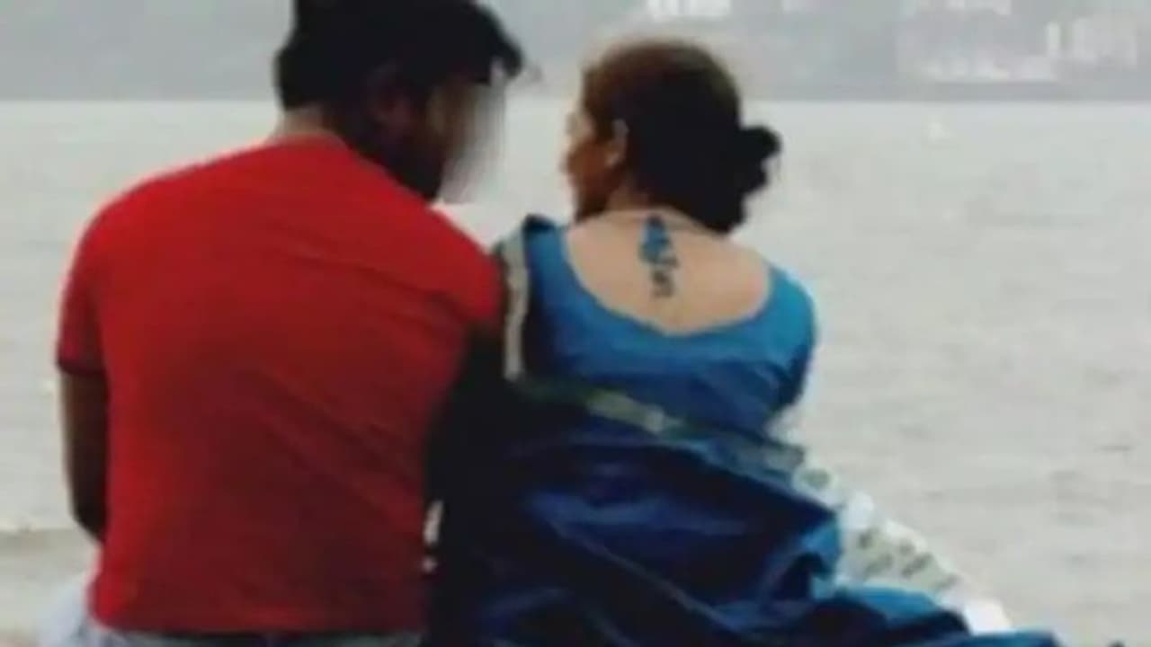 देवभूमि हरिद्वार से शॉकिंग खबर: बेटी की शादी से 10 दिन पहले प्रेमी के साथ भागी मां, दुल्हन के गहने भी ले गई देवभूमि हरिद्वार से शॉकिंग खबर: बेटी की शादी से 10 दिन पहले प्रेमी के साथ भागी मां, दुल्हन के गहने भी ले गई