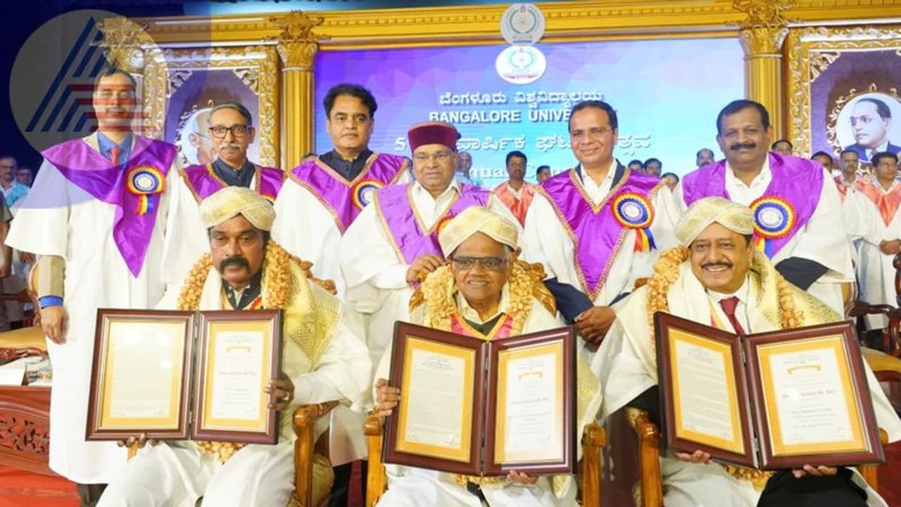 ಬೆಂಗಳೂರು ವಿವಿ ಘಟಿಕೋತ್ಸವದಲ್ಲಿ ನಟ ದ್ವಾರಕೀಶ್ಗೆ ಗೌರವ ಡಾಕ್ಟರೇಟ್ ಪ್ರದಾನ ಬೆಂಗಳೂರು ವಿವಿ ಘಟಿಕೋತ್ಸವದಲ್ಲಿ ನಟ ದ್ವಾರಕೀಶ್ಗೆ ಗೌರವ ಡಾಕ್ಟರೇಟ್ ಪ್ರದಾನ