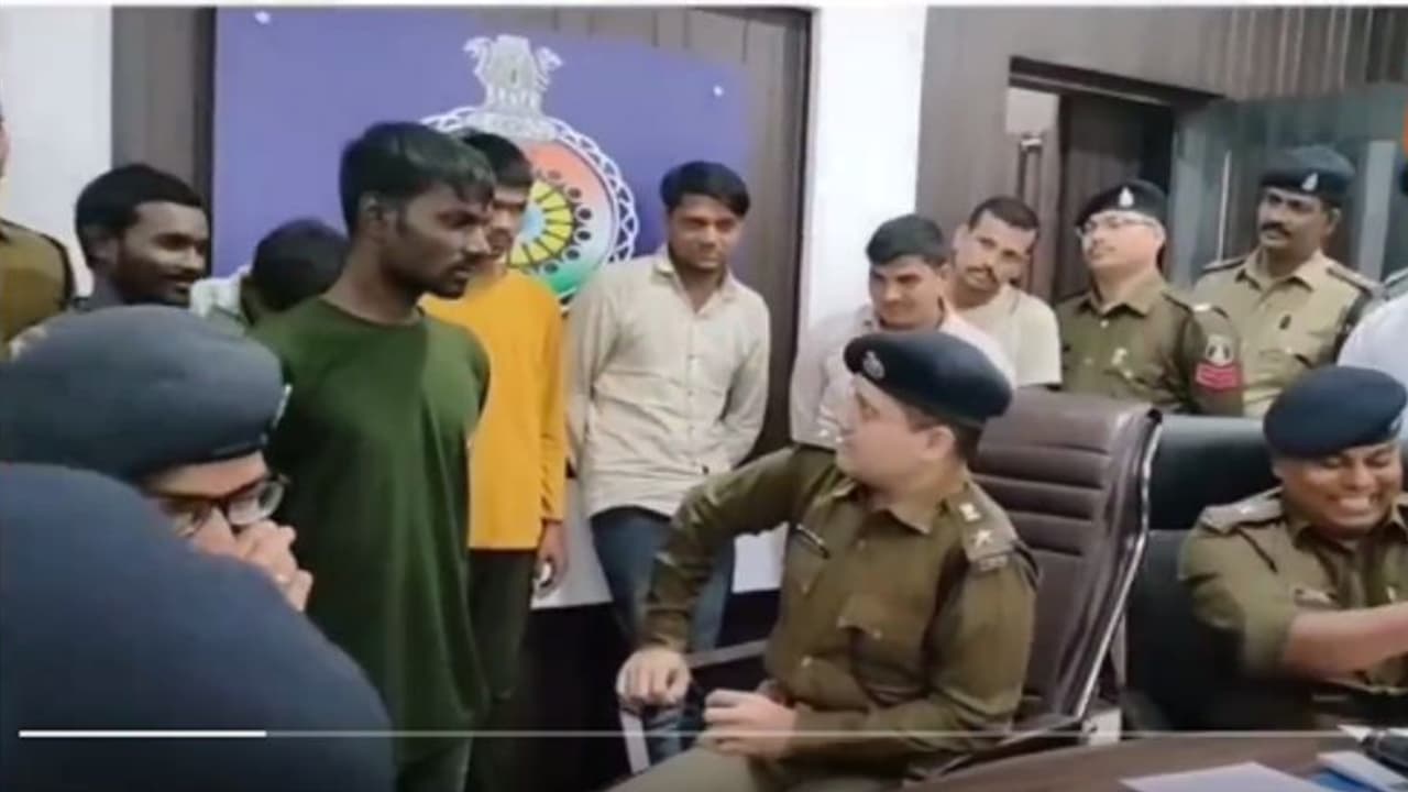 കോമഡി കള്ളന്; മോഷ്ടിച്ച പണം എന്ത് ചെയ്തെന്ന് പൊലീസ്, കള്ളന്റെ മറുപടി വൈറല്! കോമഡി കള്ളന്; മോഷ്ടിച്ച പണം എന്ത് ചെയ്തെന്ന് പൊലീസ്, കള്ളന്റെ മറുപടി വൈറല്!