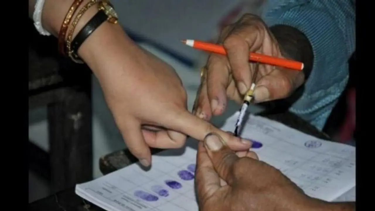 यूपी नगर निकाय चुनाव के आरक्षण की सूची हुई जारी, जानिए किसके लिए कितनी सीटें हुईं आरक्षित यूपी नगर निकाय चुनाव के आरक्षण की सूची हुई जारी, जानिए किसके लिए कितनी सीटें हुईं आरक्षित