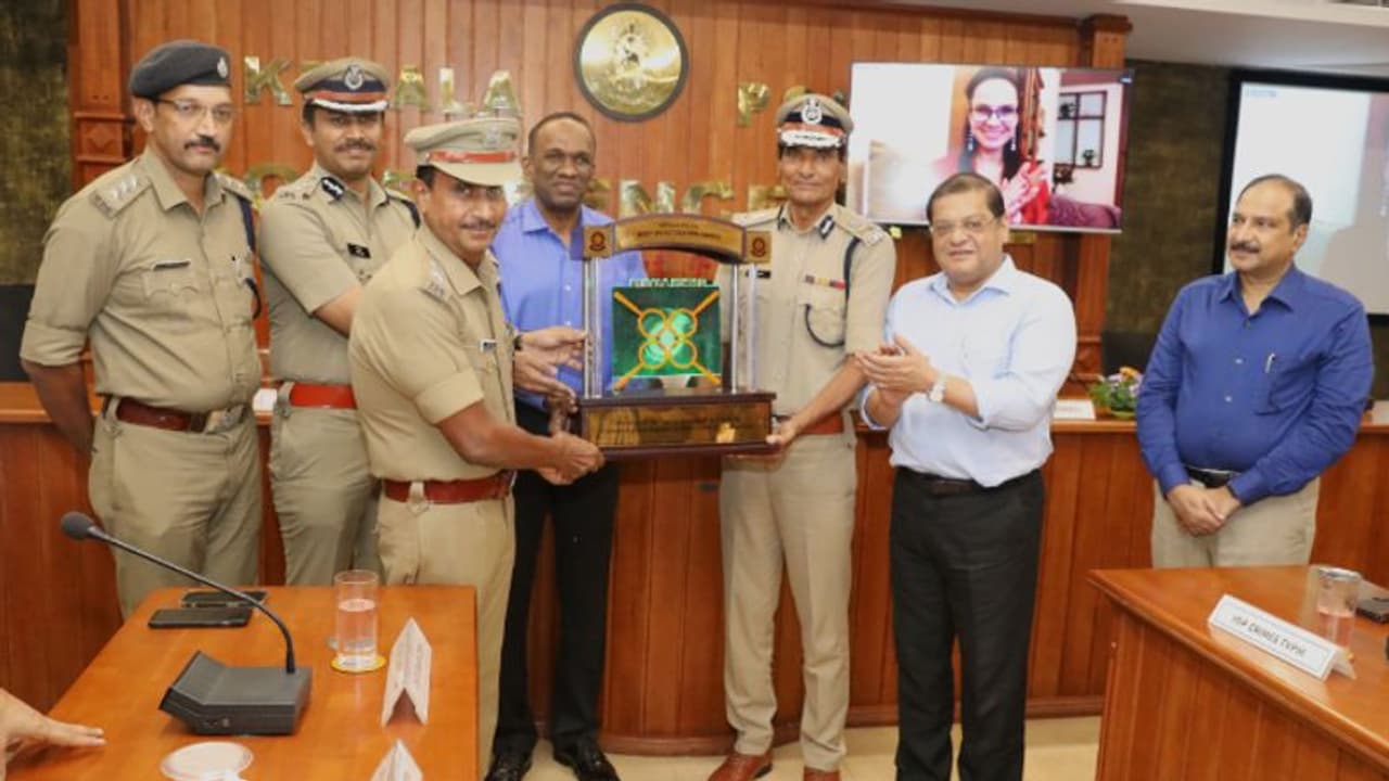 'പഴുതടച്ച് അന്വേഷണം, തെളിവ് ശേഖരണം'; വിദേശ വനിതയുടെ കൊലപാതകം അന്വേഷിച്ച സംഘത്തെ ആദരിച്ച് ഡിജിപി 'പഴുതടച്ച് അന്വേഷണം, തെളിവ് ശേഖരണം'; വിദേശ വനിതയുടെ കൊലപാതകം അന്വേഷിച്ച സംഘത്തെ ആദരിച്ച് ഡിജിപി