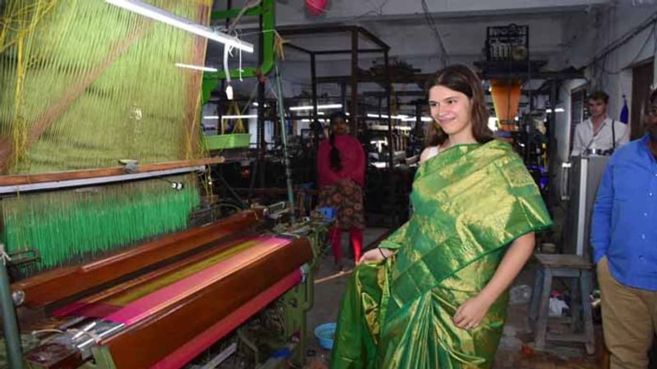 సిరిసిల్లలో పర్యటించిన అమెరికా చేనేత నిపుణురాలు: నేతన్నల పనితీరుపై అబ్బురపడిన కైరా