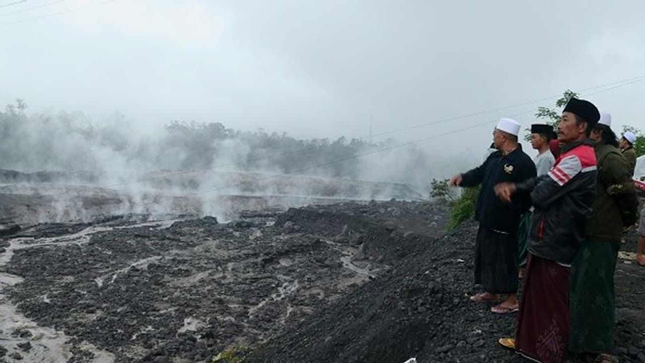 സെമേറു അഗ്നിപര്വ്വതം ; കിഴക്കന് ജാവയില് നിന്നും രണ്ടായത്തോളം പേരെ ഒഴിപ്പിച്ചു സെമേറു അഗ്നിപര്വ്വതം ; കിഴക്കന് ജാവയില് നിന്നും രണ്ടായത്തോളം പേരെ ഒഴിപ്പിച്ചു