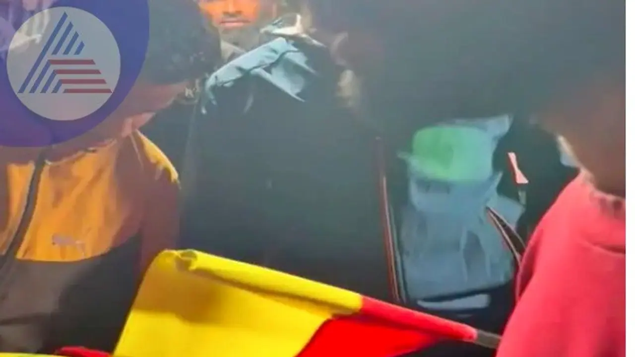 ಕನ್ನಡ ಬಾವುಟಕ್ಕೆ ಬೆಂಕಿ ಹಚ್ಚಿದವನಿಗೆ ಜನರಿಂದ ಬಿತ್ತು ಗೂಸಾ ಕನ್ನಡ ಬಾವುಟಕ್ಕೆ ಬೆಂಕಿ ಹಚ್ಚಿದವನಿಗೆ ಜನರಿಂದ ಬಿತ್ತು ಗೂಸಾ