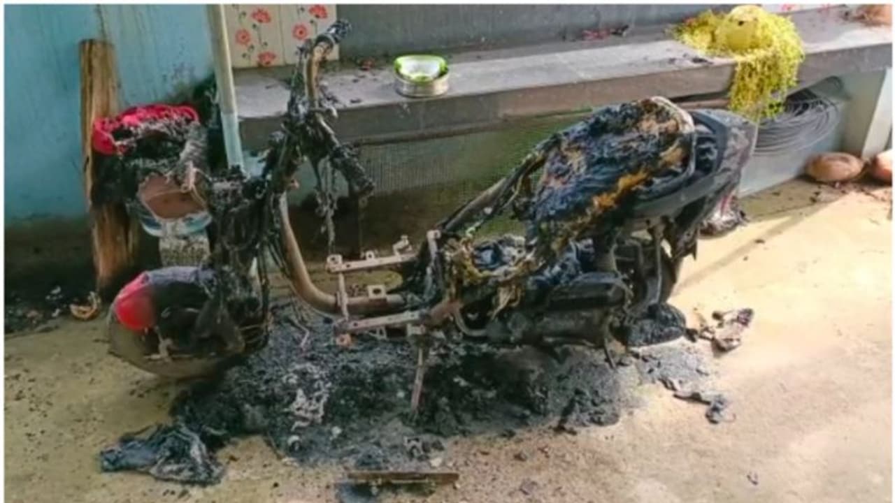 തന്നെ കുറിച്ച് അപവാദം പറഞ്ഞത് ചോദ്യം ചെയ്ത വീട്ടമ്മയുടെ സ്കൂട്ടര്‍ അയല്‍വാസി കത്തിച്ചതായി പരാതി 