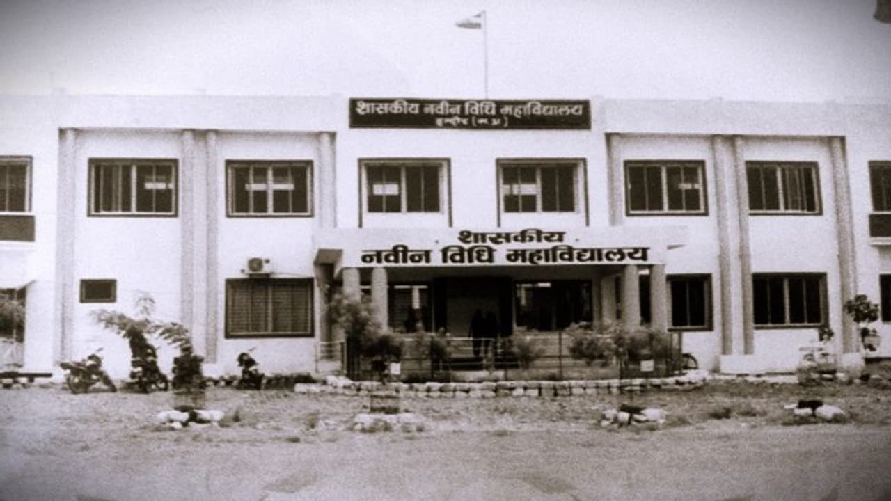 इंदौर के प्रोफेसर डॉ फरहत खान की विवादित किताब का मामला गरमाया, 2 लोगों पर FIR दर्ज इंदौर के प्रोफेसर डॉ फरहत खान की विवादित किताब का मामला गरमाया, 2 लोगों पर FIR दर्ज