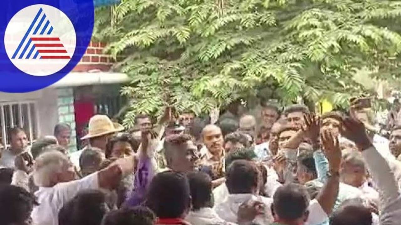 Assembly Election: ಸಿದ್ದು ಸ್ಪರ್ಧೆ: ಕೋಲಾರದ ಕಾಂಗ್ರೆಸ್ ಸಭೆಯಲ್ಲಿ ಗದ್ದಲ Assembly Election: ಸಿದ್ದು ಸ್ಪರ್ಧೆ: ಕೋಲಾರದ ಕಾಂಗ್ರೆಸ್ ಸಭೆಯಲ್ಲಿ ಗದ್ದಲ