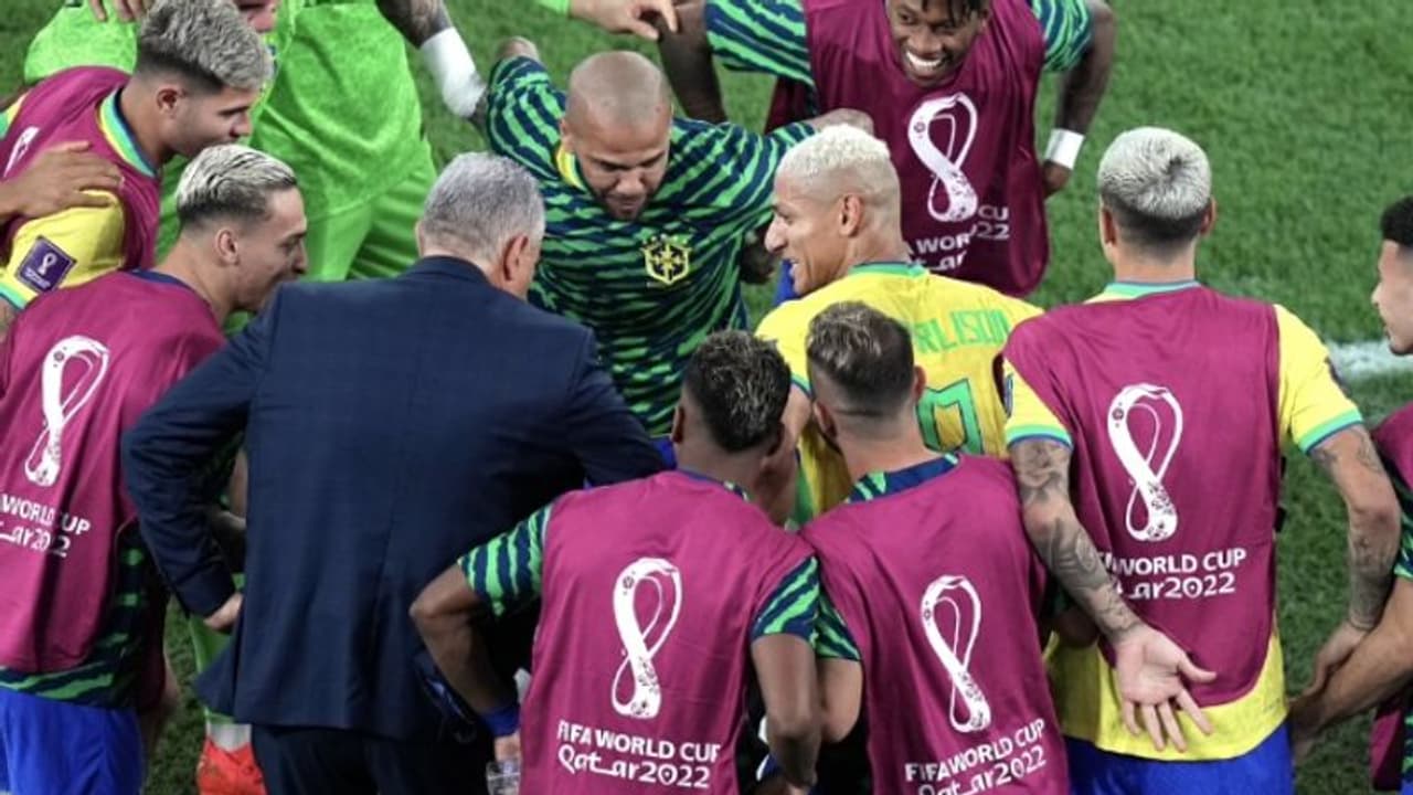 വര്ണവെറിയന്മാര്ക്കുള്ള മറുപടി! സാംബാ ചുവടുകളുമായി ടിറ്റെയും കുട്ടികളും വീഡിയോ കാണാം വര്ണവെറിയന്മാര്ക്കുള്ള മറുപടി! സാംബാ ചുവടുകളുമായി ടിറ്റെയും കുട്ടികളും വീഡിയോ കാണാം