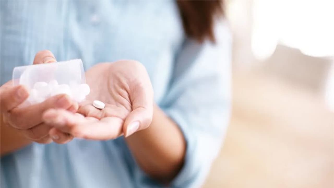 300mg एस्प्रिन की गोली बचा सकती है सीरियस हार्ट अटैक, जानें क्या कहते हैं डॉक्टर 300mg एस्प्रिन की गोली बचा सकती है सीरियस हार्ट अटैक, जानें क्या कहते हैं डॉक्टर