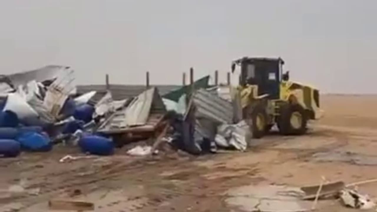 ലേബര് ക്യാമ്പില് പ്രവാസികളുടെ മദ്യനിര്മാണം; ബുള്ഡോസര് കൊണ്ട് ഇടിച്ചുനിരത്തി അധികൃതര് ലേബര് ക്യാമ്പില് പ്രവാസികളുടെ മദ്യനിര്മാണം; ബുള്ഡോസര് കൊണ്ട് ഇടിച്ചുനിരത്തി അധികൃതര്