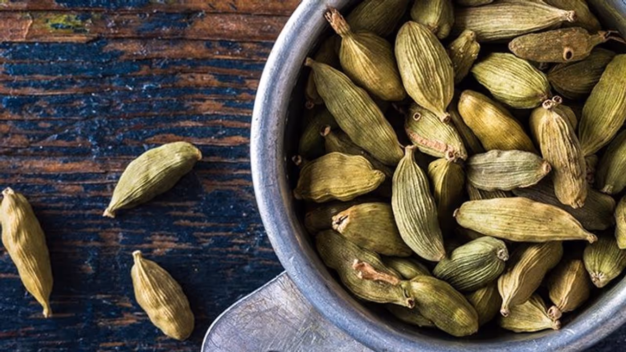 Cardamom: தொப்பையை குறைக்குமா ஏலக்காய்? அவசியம் தெரிந்து கொள்ளுங்கள்! Cardamom: தொப்பையை குறைக்குமா ஏலக்காய்? அவசியம் தெரிந்து கொள்ளுங்கள்!