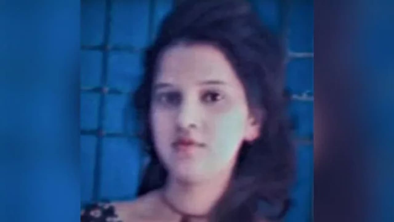 അമിത വേഗതയില്ലെത്തിയ ആഡംബര കാർ സ്കൂട്ടറിലിടിച്ച് റോഡിലൂടെ വലിച്ചിഴച്ചു, 24കാരിക്ക് ദാരുണാന്ത്യം അമിത വേഗതയില്ലെത്തിയ ആഡംബര കാർ സ്കൂട്ടറിലിടിച്ച് റോഡിലൂടെ വലിച്ചിഴച്ചു, 24കാരിക്ക് ദാരുണാന്ത്യം