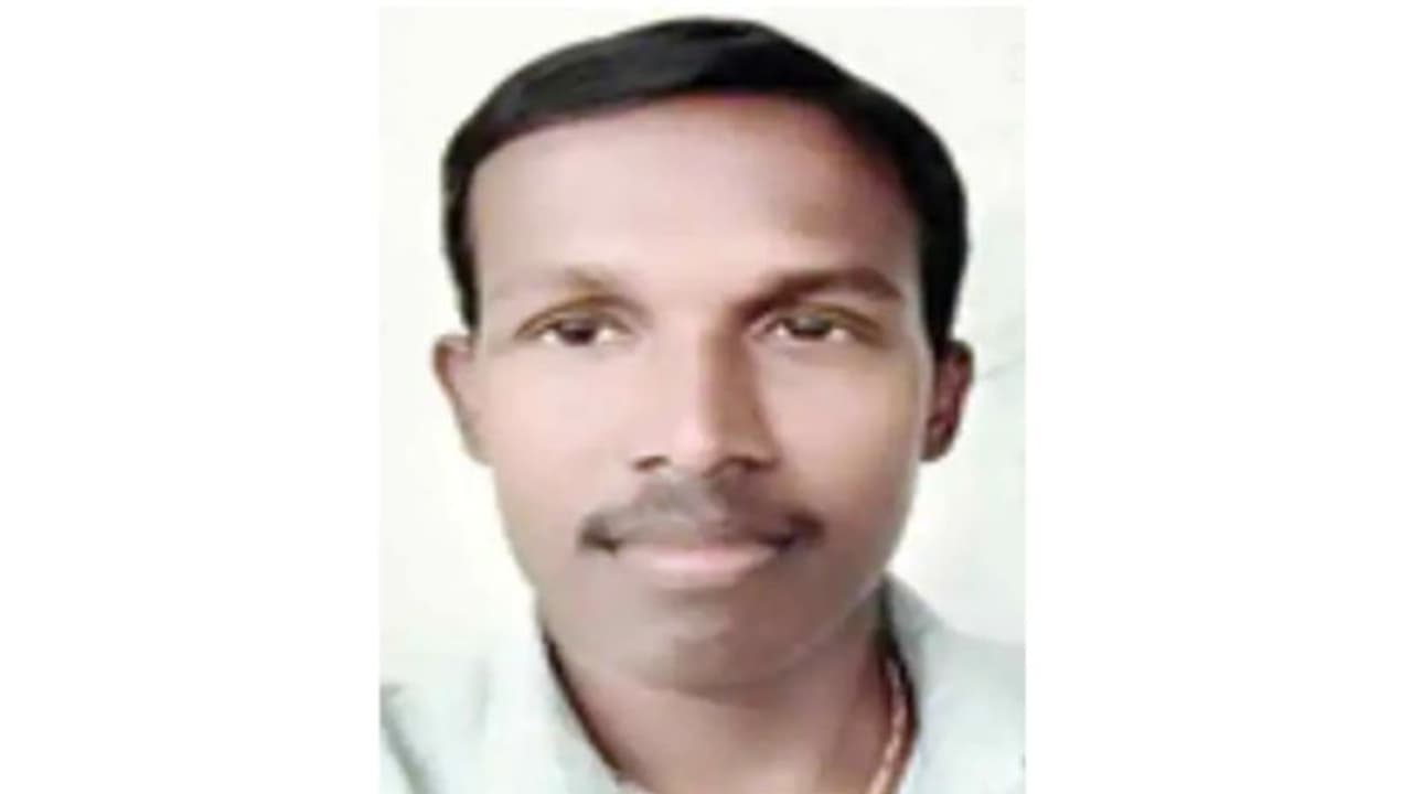 ഫോണ് വന്നതിനുപിന്നാലെ വീട്ടില് നിന്നിറങ്ങി; പിറ്റേന്ന് മൃതദേഹം തെങ്ങിന് ചുവട്ടില്,രണ്ടുപേര് കസ്റ്റഡിയില് ഫോണ് വന്നതിനുപിന്നാലെ വീട്ടില് നിന്നിറങ്ങി; പിറ്റേന്ന് മൃതദേഹം തെങ്ങിന് ചുവട്ടില്,രണ്ടുപേര് കസ്റ്റഡിയില്