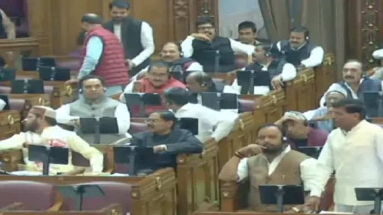 विधानसभा में फेसबुक लाइव स्ट्रीमिंग करने पर हुआ हंगामा, स्पीकर ने सपा नेता को सदन से किया OUT विधानसभा में फेसबुक लाइव स्ट्रीमिंग करने पर हुआ हंगामा, स्पीकर ने सपा नेता को सदन से किया OUT