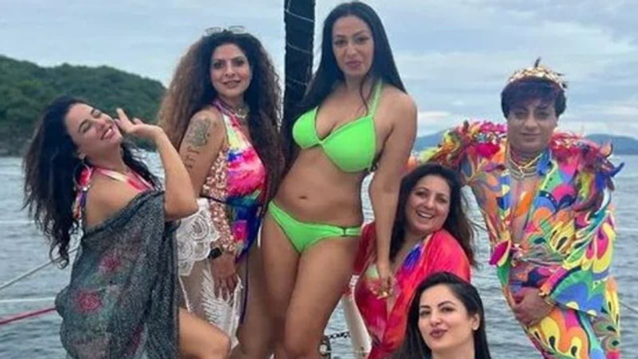 50 साल की कश्मीरा शाह को बिकिनी में SEXY फिगर दिखाना पड़ा भारी, लोगों ने किए ऐसे ऐसे भद्दे कमेंट्स