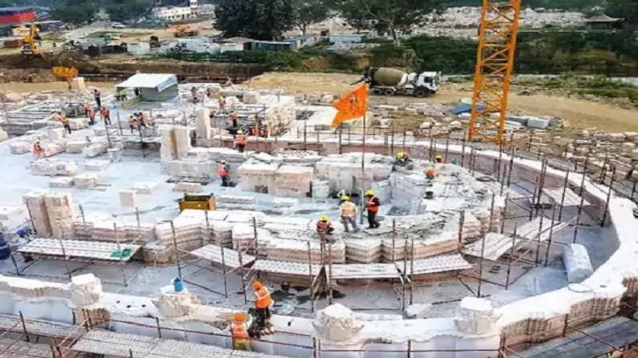 अयोध्या: राम मंदिर निर्माण की नई तस्वीरें हुईं जारी, गर्भगृह के निर्माण कार्य में दिखी भव्यता अयोध्या: राम मंदिर निर्माण की नई तस्वीरें हुईं जारी, गर्भगृह के निर्माण कार्य में दिखी भव्यता