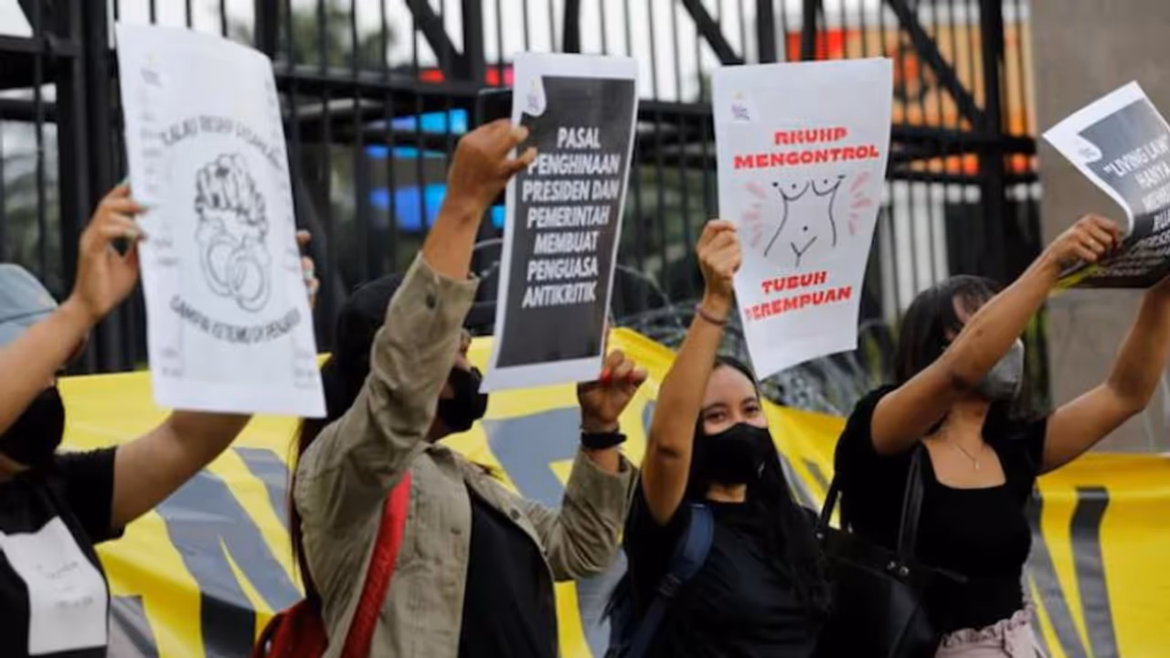 വിവാഹപൂർവ ലൈംഗികത നിരോധിച്ചു, അവിവാഹിതർ ഒരുമിച്ച് താമസിക്കാനും പാടില്ല; വിവാദ നിയമം പാസാക്കി ഇന്തോനേഷ്യ വിവാഹപൂർവ ലൈംഗികത നിരോധിച്ചു, അവിവാഹിതർ ഒരുമിച്ച് താമസിക്കാനും പാടില്ല; വിവാദ നിയമം പാസാക്കി ഇന്തോനേഷ്യ