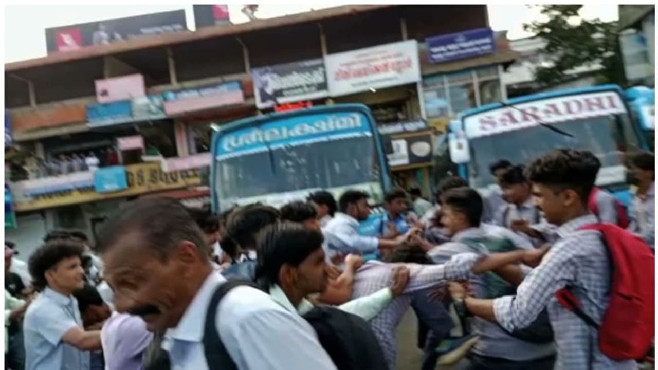 സുൽത്താൻ ബത്തേരി ബസ് സ്റ്റാൻഡിൽ വിദ്യാർത്ഥികൾ തമ്മിൽ 'കൂട്ടത്തല്ല്' സുൽത്താൻ ബത്തേരി ബസ് സ്റ്റാൻഡിൽ വിദ്യാർത്ഥികൾ തമ്മിൽ 'കൂട്ടത്തല്ല്'