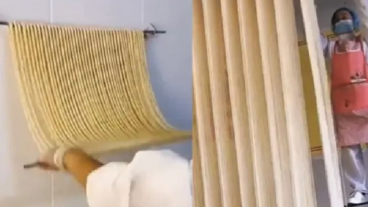 നൂഡില്‍സ് ഉണ്ടാക്കുന്നത് കണ്ടിട്ടുണ്ടോ?; വീഡിയോ കാണാം...