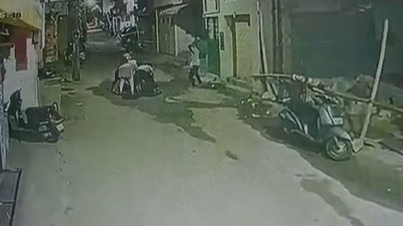 സ്ത്രീകളടക്കമുള്ള ആറംഗ സംഘം യുവാവിനെ കല്ലുകൊണ്ട് തലയ്ക്കടിച്ച് കൊലപ്പെടുത്തി, ഞെട്ടിക്കുന്ന ദൃശ്യങ്ങൾ