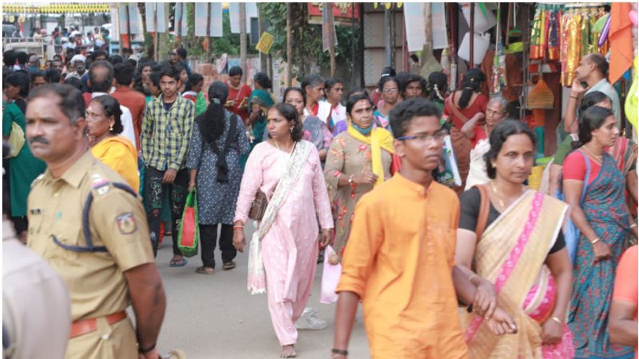 ചക്കുളത്തുകാവിലേക്ക് ഭക്തജനപ്രവാഹം, പൊങ്കാല നാളെ, ഓഫീസുകൾക്കും വിദ്യാഭ്യാസ സ്ഥാപനങ്ങൾക്കും പ്രാദേശിക അവധി ചക്കുളത്തുകാവിലേക്ക് ഭക്തജനപ്രവാഹം, പൊങ്കാല നാളെ, ഓഫീസുകൾക്കും വിദ്യാഭ്യാസ സ്ഥാപനങ്ങൾക്കും പ്രാദേശിക അവധി