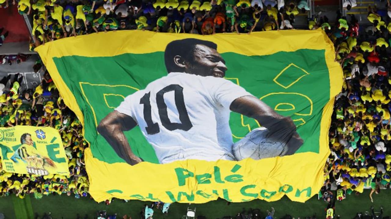'രാജാവ് കാത്തിരിക്കുന്നു, പെലെയ്ക്കായി കപ്പുയർത്തൂ'; ബ്രസീല് ടീമിനോട് ആരാധകർ 'രാജാവ് കാത്തിരിക്കുന്നു, പെലെയ്ക്കായി കപ്പുയർത്തൂ'; ബ്രസീല് ടീമിനോട് ആരാധകർ