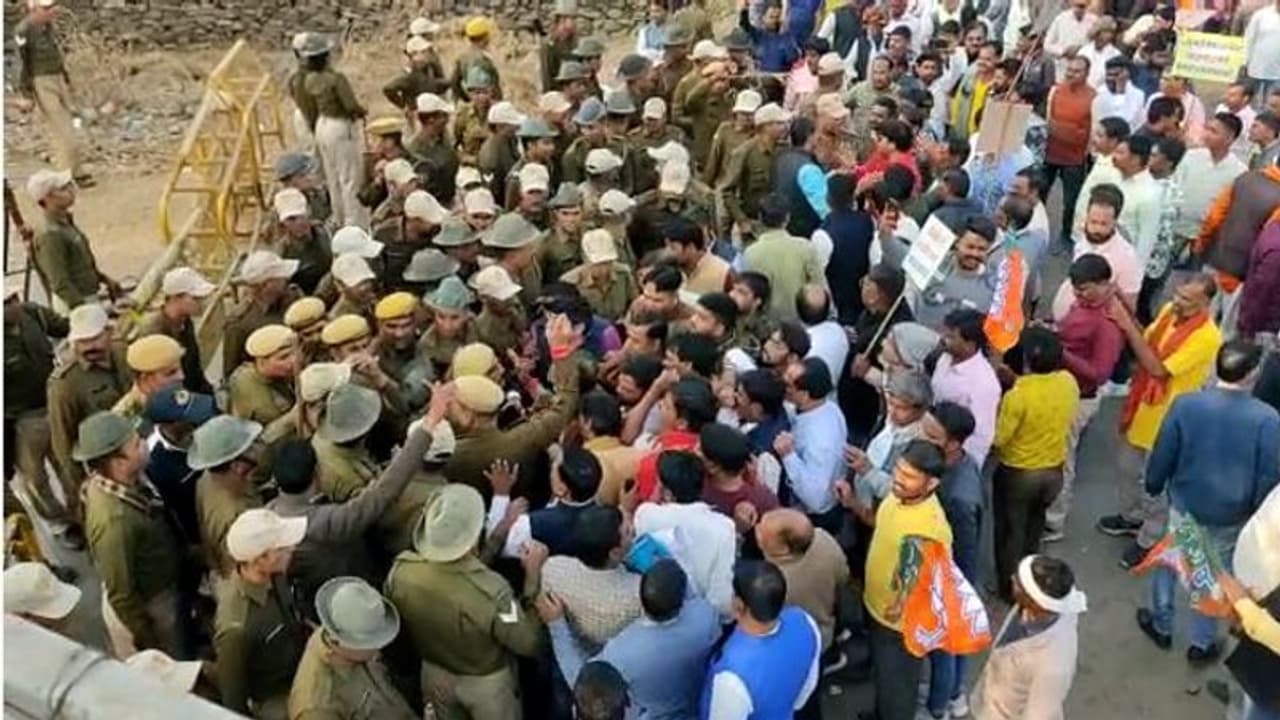 आखिर वह कौन सा वादा था, जिसे याद दिलाने भाजपा वाले राहुल गांधी के पास जा रहे थे, पर पुलिस ने कर दिया ये हाल.. आखिर वह कौन सा वादा था, जिसे याद दिलाने भाजपा वाले राहुल गांधी के पास जा रहे थे, पर पुलिस ने कर दिया ये हाल..