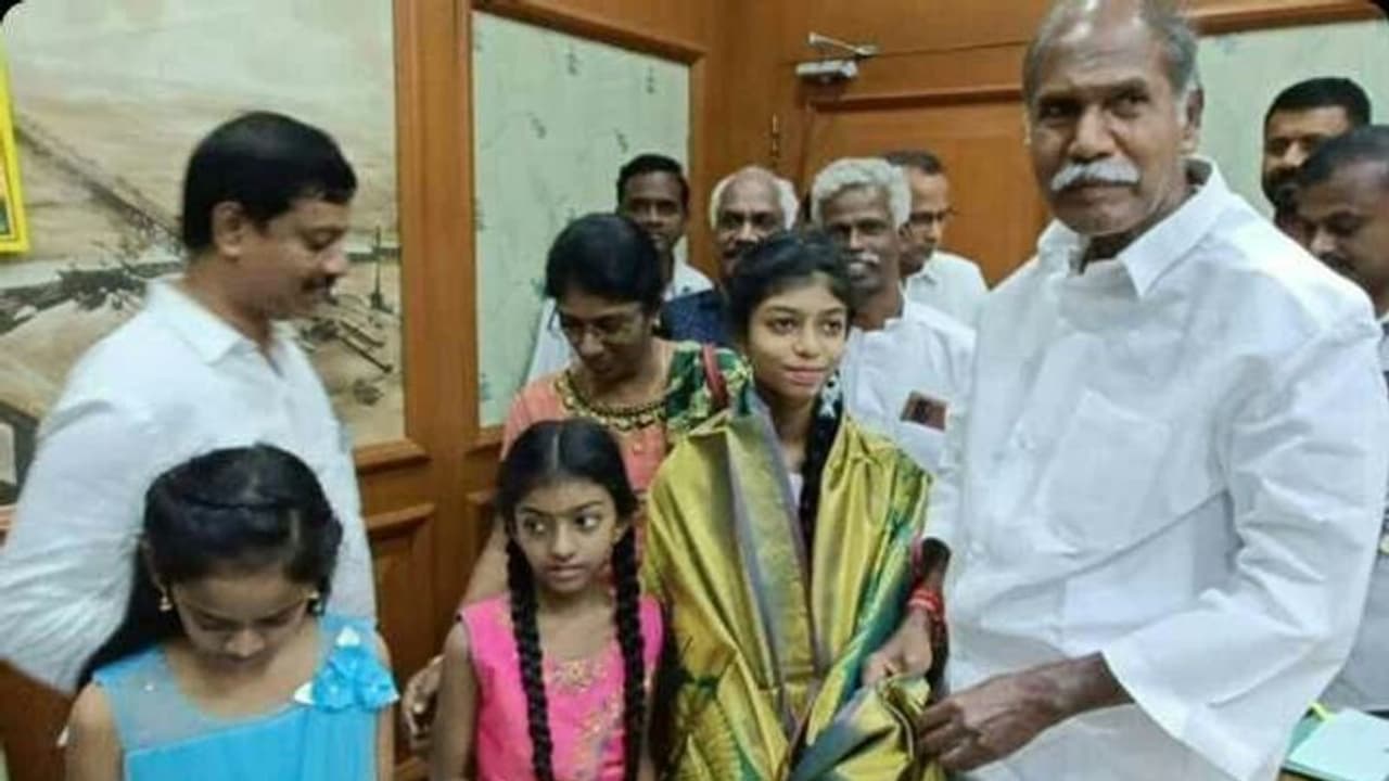 196 நாடுகளின் தேசிய கீதம் பாடிய 12 வயது சிறுமி… புதுச்சேரி முதல்வர் ரங்கசாமி நேரில் வாழ்த்து!!