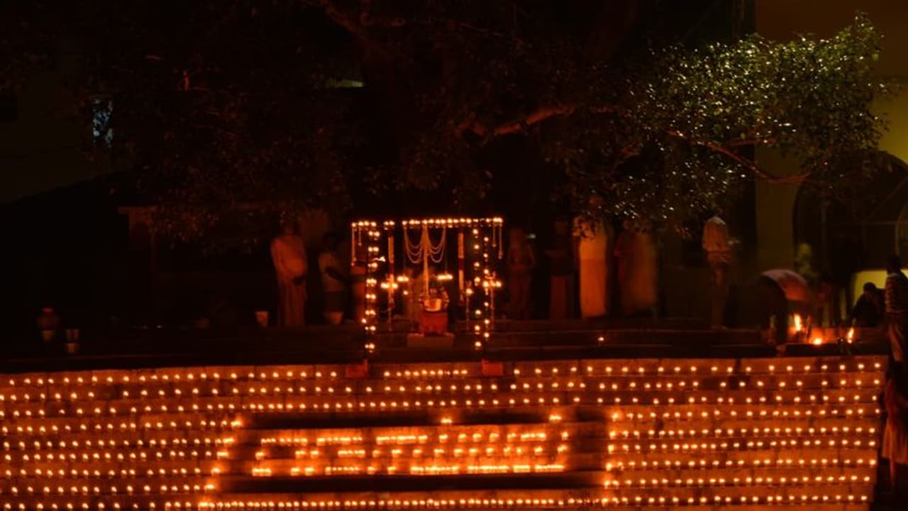 விளக்குகளால் அலங்கரிக்கப்பட்ட பேரூர் நொய்யல் ஆறு… கார்த்திகை தீபத் திருநாளையொட்டி வழிபாடு!! விளக்குகளால் அலங்கரிக்கப்பட்ட பேரூர் நொய்யல் ஆறு… கார்த்திகை தீபத் திருநாளையொட்டி வழிபாடு!!